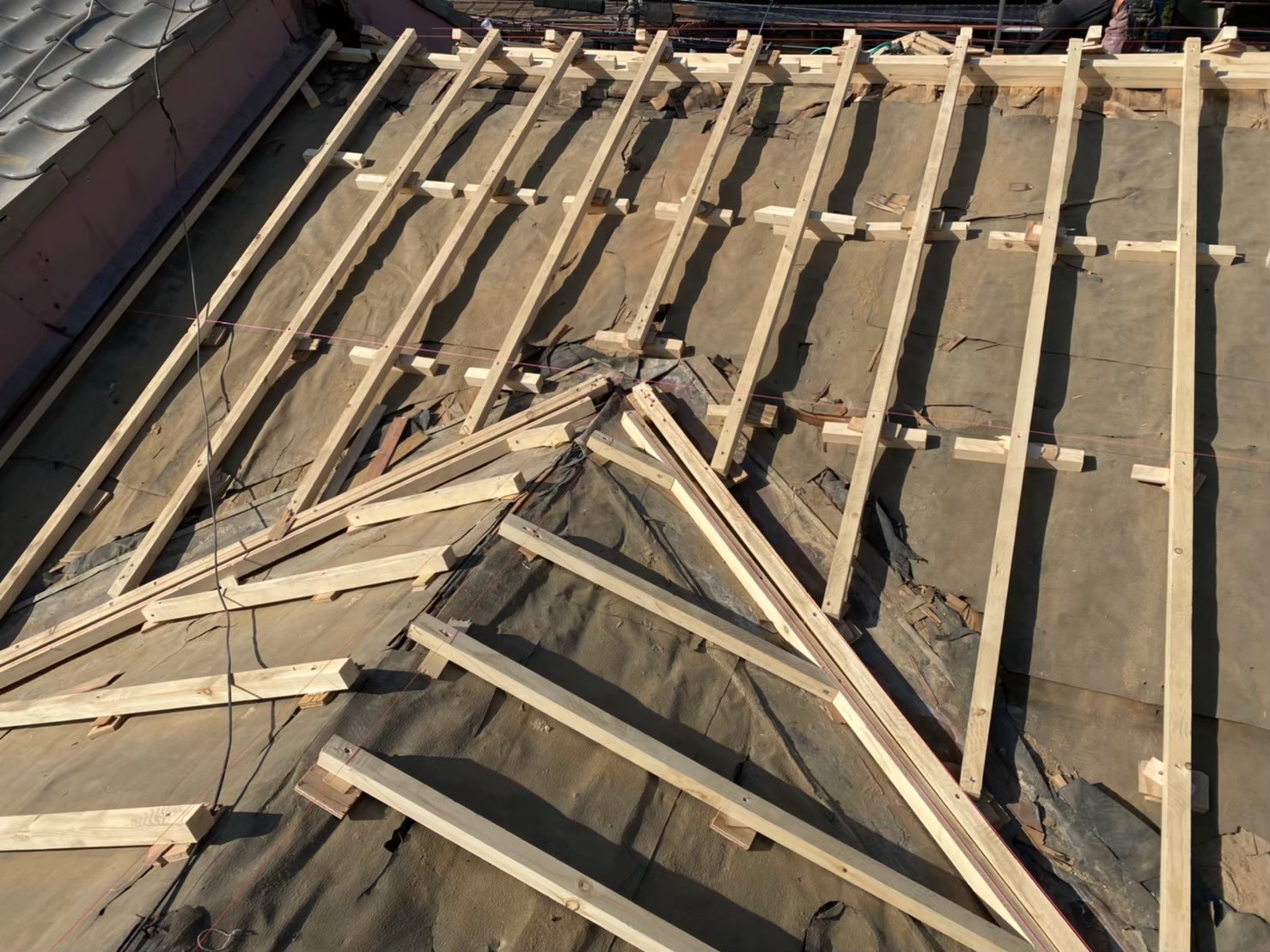 細めの補強垂木で不陸調整